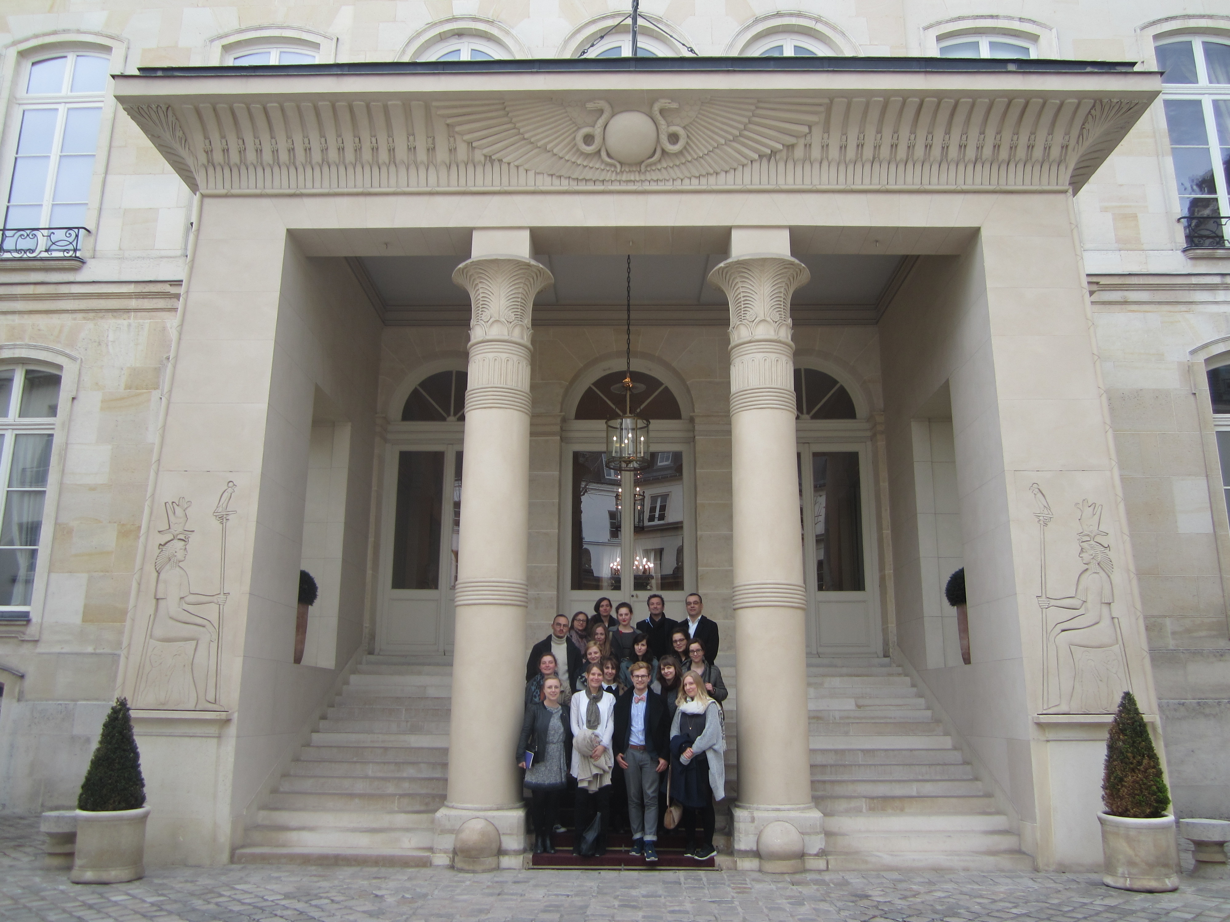 Gruppenfoto vor dem Hôtel Beauharnais, Paris