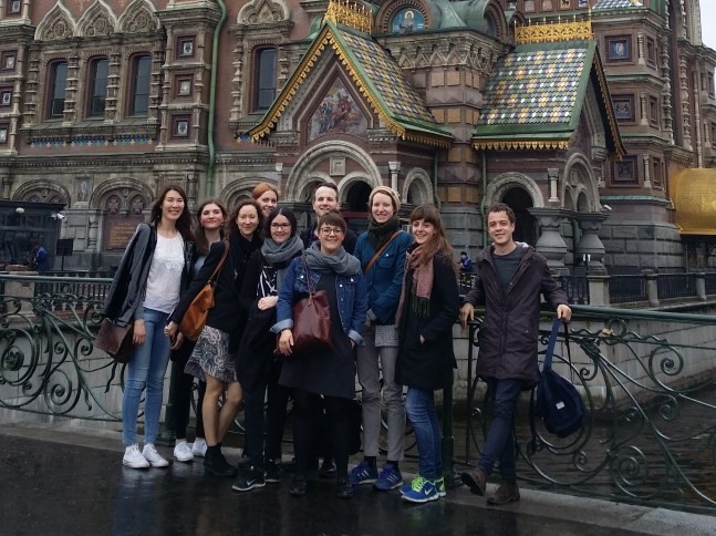 Photo de groupe devant la cathédrale Saint-Sauveur-sur-le-Sang-Versé à Saint-Pétersbourg