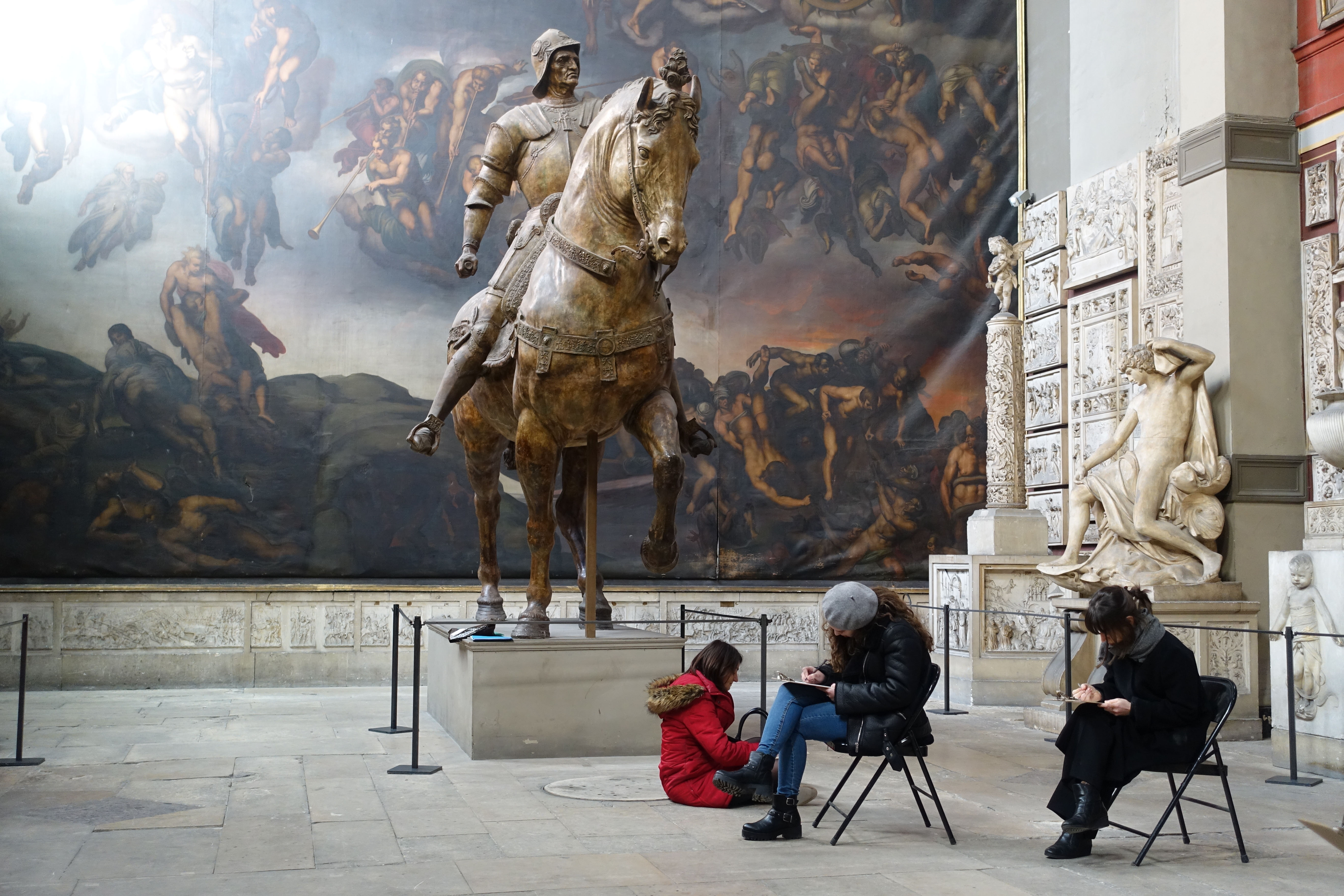 Cours pratique de dessin dans la chapelle de l