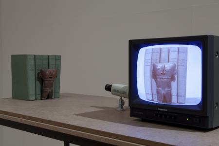 Fernando Bryce Vivanco, Huaco TV, 1999-2000, vitrina con cerámica, libros y sistema de circuito cerrado, medidas variables, Museo de Arte de Lima, donación del autor y Fernando Bryce Lostanau