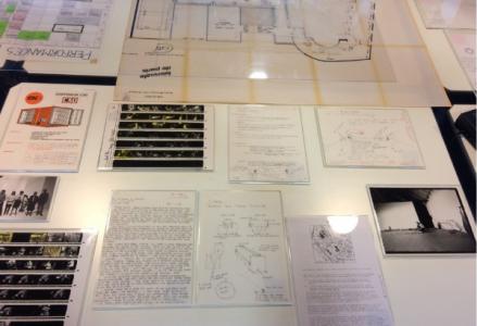 Vue de l’installation de documents du fonds « Biennale de Paris » des Archives de la critique d’art réalisée par Anne Zeitz et