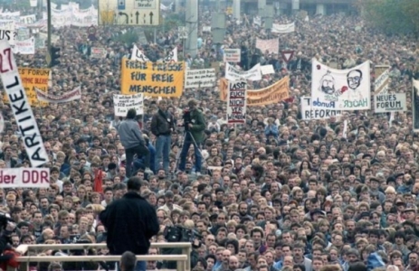 Berlin, Demonstration am 4. November 1989 (© Bundesarchiv Bild 183-1989-1104-437)