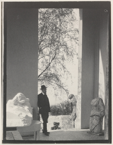 George Bernard Shaw (1856-1950), Rainer Maria Rilke sous le péristyle du pavillon de l’Alma reconstruit à Meudon