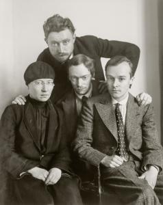 Photo : August Sander, Geistesarbeiter des Proletariats [Intellectuels du prolétariat (Else Schuler, Tristan Rémy, Franz Wilhelm Seiwert, Gerd Arntz)], vers 1925, 26,9 × 21,4 cm. Die Photographische Sammlung/SK Stiftung Kultur, Cologne. Permanent loan of Sparkasse KölnBonn. © Die Photographische Sammlung/SK Stiftung Kultur - August Sander Archiv, Cologne; ADAGP, Paris