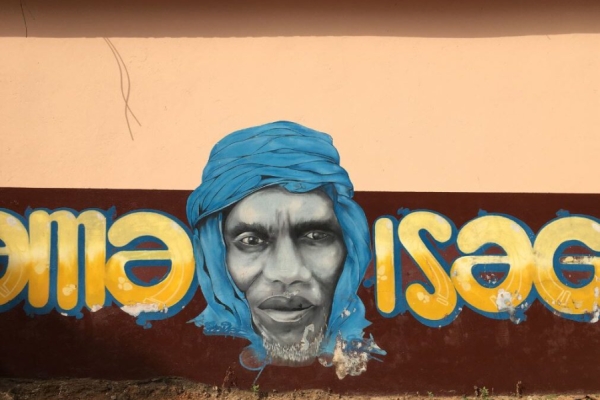Portrait d’après la photographie de Samory Touré, mur d’enceinte de l’école des arts de Dubréka, Guinée, 2022 (photographie Elara Bertho)
