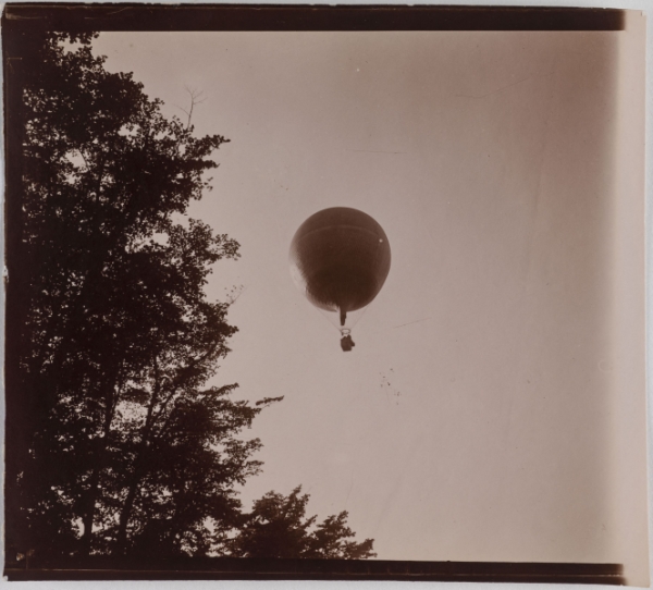 Ballon volant dans le ciel, photographie (anonyme), Paris, Musée Carnavalet – Histoire de Paris, inv. PH19088 (CC0)